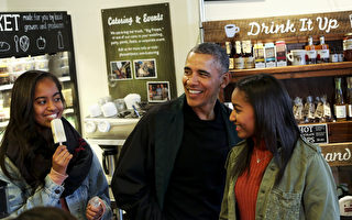 奥巴马携两女买书 支持当地小商家