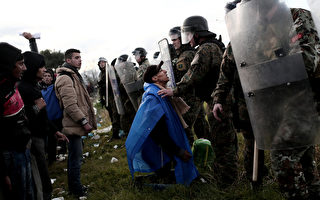 建围篱阻移民 马其顿边界爆冲突