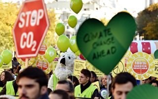 11月29日，西班牙首都马德里上万名民众加入“全球气候游行”，敦促巴黎气候峰会达成更具实效性国际协议，阻止全球气候进一步变暖。 (GERARD JULIEN/AFP/Getty Images)