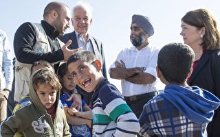 衛生部長菲爾波特（右）和外長麥家廉（後左2）在約旦馬弗拉克（Mafraq）的一個敘利亞難民營。（加通社）