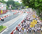 法輪功學員在新加坡金禧大競走的途中。（聖泉/大紀元）