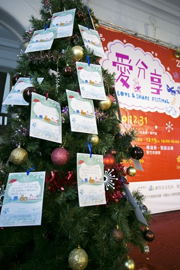 小朋友写下心愿卡 民众一起帮助小朋友圆梦。(新竹市府提供) 小朋友写下心愿卡 民众一起帮助小朋友圆梦。(新竹市府提供)