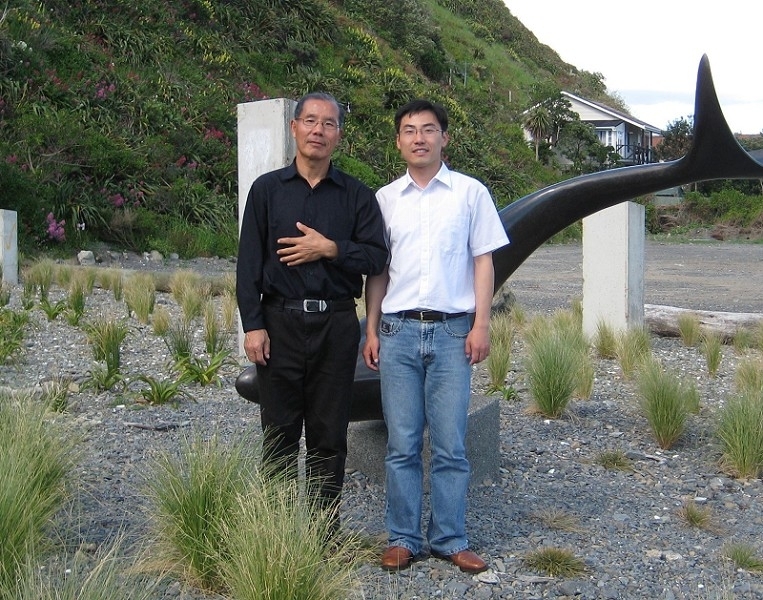 2006年10月22日,賈甲(左)在台灣公開退出中國共產黨。(賈甲本人提供)