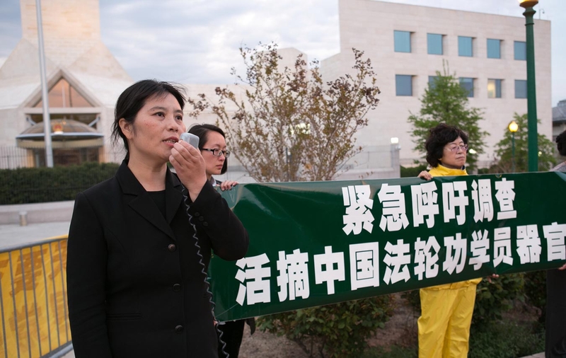 二零一三年四月二十四日傍晚,美國大華府地區部分法輪功學員在中共駐美國大使館前,紀念「四二五」和平上訪十四週年。法輪功學員馬春梅女士說,自從1999年中共迫害法輪功以來,她被四次綁架,兩次非法勞教,經歷了各種酷刑和精神折磨:圍攻、打罵、毒打、電棍、死人床、吊銬、野蠻灌食、打毒針、做奴工、多次被強行抽血化驗……,差點被虐殺。(李莎/大紀元)