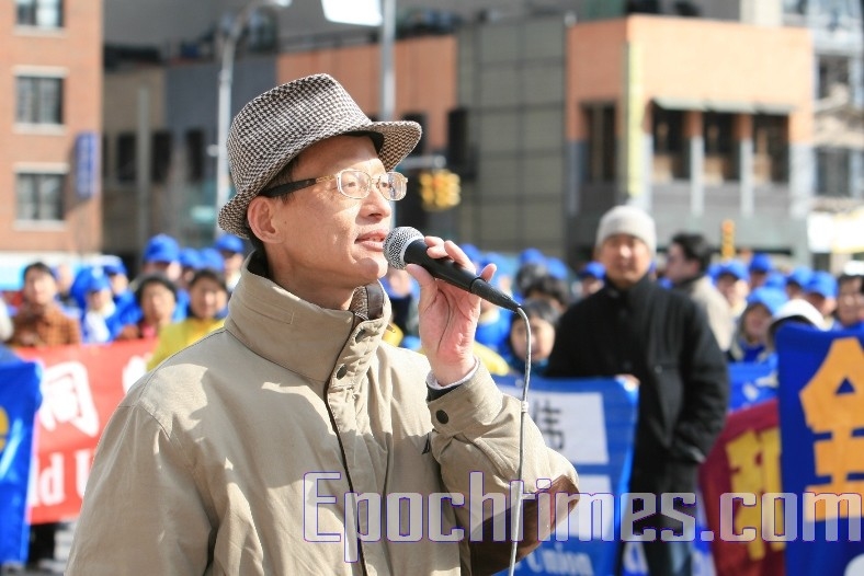 2007年3月,原中華海外聯誼會理事陸東在紐約聯合廣場集會時,現場公開退出海外聯誼會,公開退團。(大紀元資料室)