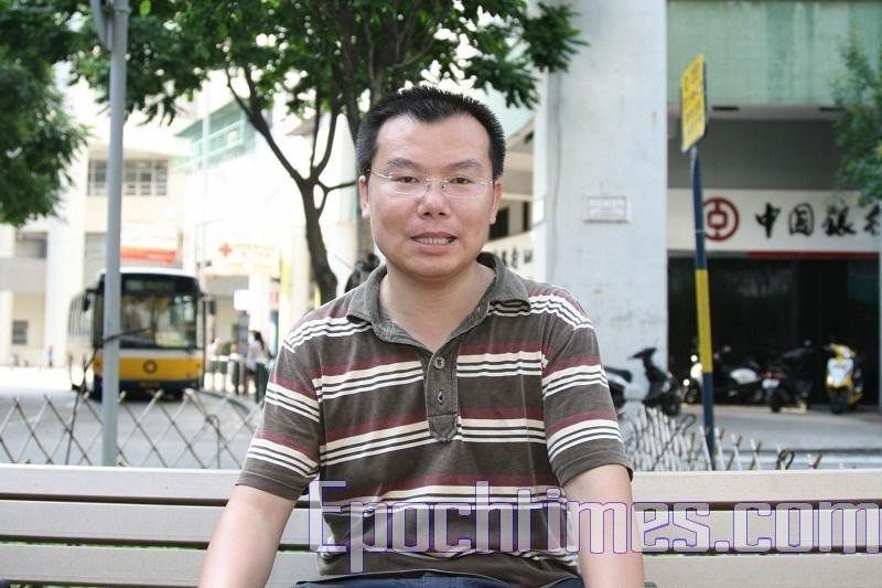 2009年8月23日,前中國人民日報記者邱明偉在新聞發布會上聲明他退出中共及其附屬組織。(大紀元資料室)