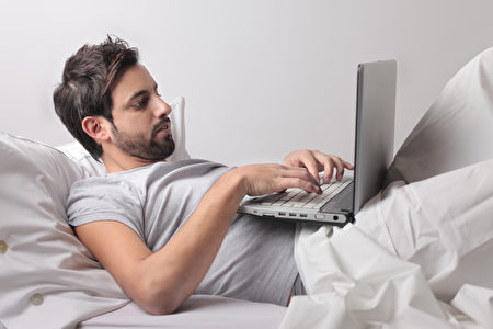 睡眠医学专家建议睡前一小时内不要使用电子设备。（fotolia）