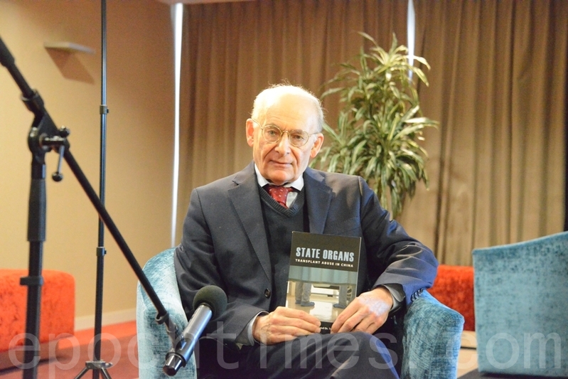 加拿大著名人權律師大衛‧麥塔斯手持他與Torsten Trey醫生共同編輯的圖書《國家器官》(STATE ORGANS),此書彙集了來自歐美亞澳四大洲醫學界專業人士對中共活摘器官的意見和分析。(易凡/大紀元)
