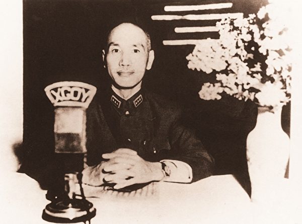 1945年8月15日抗战胜利时，先总统蒋公透过央广国际频率向海外广播。（中央广播电台提供）