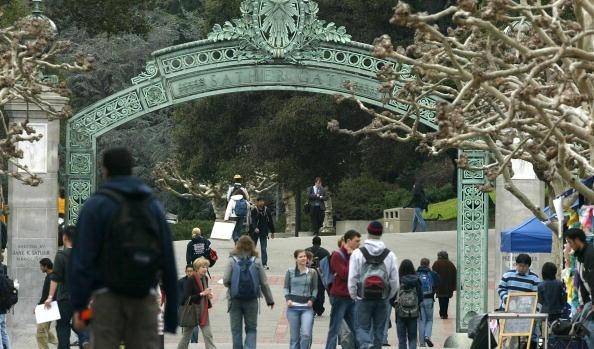 最近，一本新书《加大2016入学指南大全》（Complete Guide to University of California Admissions for 2016）即将发售。图为加州大学伯克利分校校园。（Justin Sullivan/Getty Images）