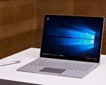 微軟公司1,499美元到2,099美元的首款筆電「Surface Book」在網站開放預購后，在5日內銷售一空。(Andrew Burton/Getty Images)