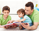 孩子們與他們的父親讀故事書 - 坐在地板上（fotolia）