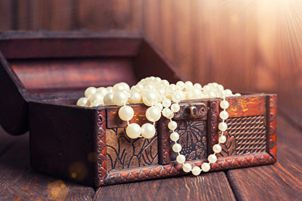 老百宝箱和珍珠项链（fotolia）