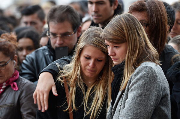 2015年11月15日，巴黎，人们悼念在恐怖攻击中的死难者。(MIGUEL MEDINA/AFP)