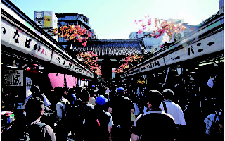 树仁大学一项调查显示，17%受访港人打算在圣诞期间外游，日本和台湾都是首选。图为通向东京浅草寺风雷神门的商业街。（大纪元资料图片）
