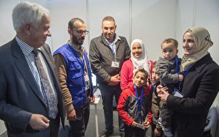 11月29日，移民部长麦家廉在约旦安曼新开张的难民中心与叙难民家庭交谈。（加通社）