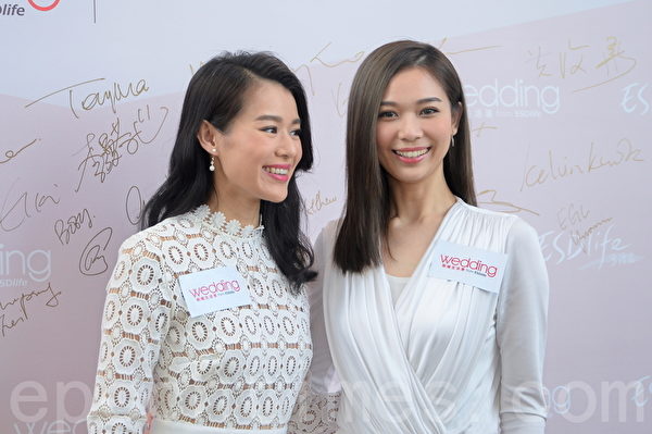 胡杏儿和杨秀惠出席《新婚生活易大奖2015》颁奖礼。(宋祥龙/大纪元) 胡杏儿和杨秀惠出席《新婚生活易大奖2015》颁奖礼。(宋祥龙/大纪元)