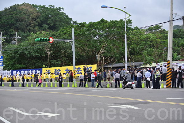 陈德铭访海科馆,法轮功学员提早到场演炼着功法,要求中共停止迫害法轮功。(周美晴/大纪元) 陈德铭访海科馆,法轮功学员提早到场演炼着功法,要求中共停止迫害法轮功。(周美晴/大纪元)
