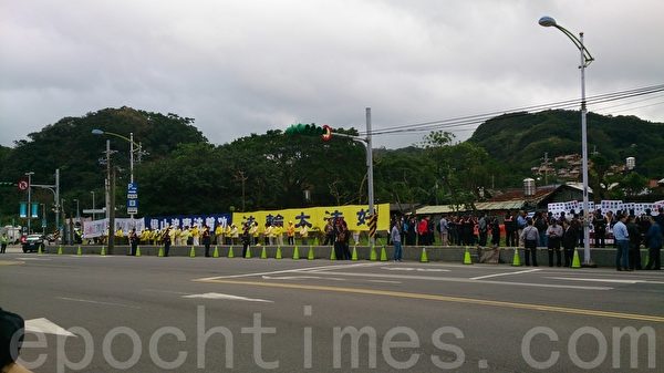 中共海协会长陈德铭访海科馆,法轮功学员要求停止迫害法轮功,还祥和的演炼着功法。(周美晴/大纪元) 中共海协会长陈德铭访海科馆,法轮功学员要求停止迫害法轮功,还祥和的演炼着功法。(周美晴/大纪元)