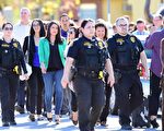 加州槍案中一名警察試圖讓驚恐的人群平靜下來，他告訴人們：「我會為你擋子彈。」(FREDERIC J. BROWN/AFP/Getty Images)