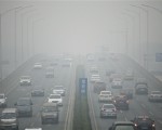 11月30日，北京雙井橋，霧霾中，PM2.5超過800。（網絡圖片）
