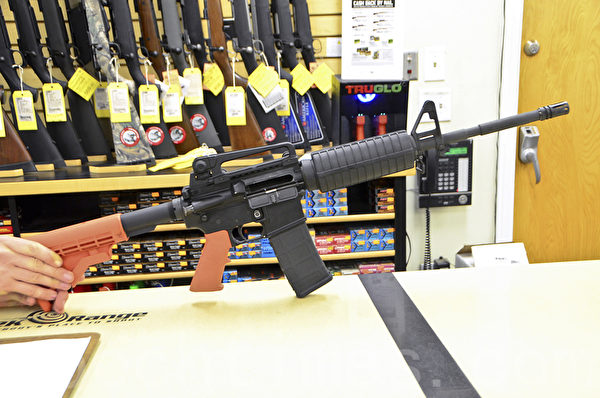 廣泛應用於軍方及民用的AR-15輕型半自動步槍。(李旭生/大紀元) 廣泛應用於軍方及民用的AR-15輕型半自動步槍。(李旭生/大紀元)