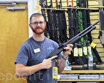 加州枪击案后，全美出现枪支购买潮。图为圣地亚哥P2K射击场的工作人员Ken展示一款猎枪（shotgun）。（李旭生／大纪元）