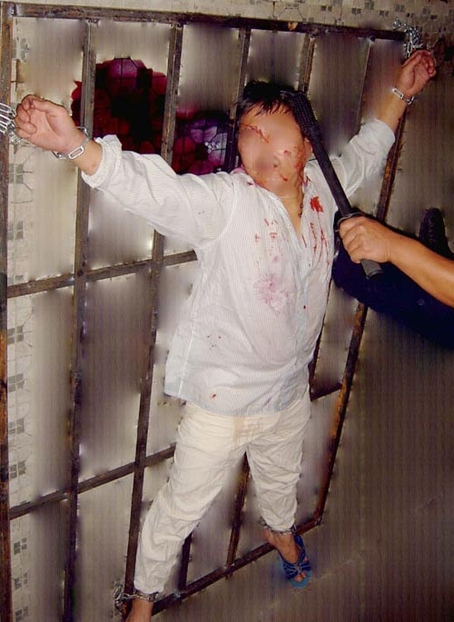 酷刑演示:法輪功學員呈「大」字形被銬在鐵架子上電擊。(明慧網) 酷刑演示:法輪功學員呈「大」字形被銬在鐵架子上電擊。(明慧網)