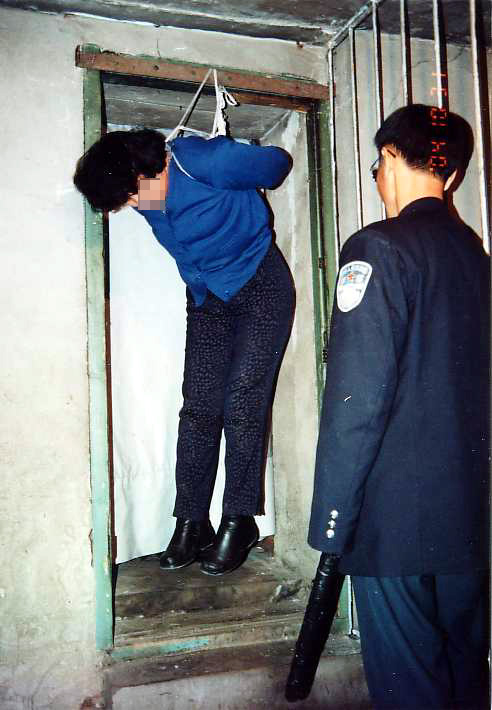 酷刑演示:吊銬(明慧網) 酷刑演示:吊銬(明慧網)