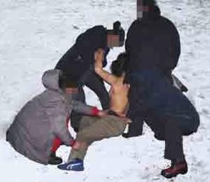 酷刑演示:在雪地裡凍(明慧網) 酷刑演示:在雪地裡凍(明慧網)