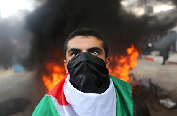 2015年1月28日，加沙，中东和平进程特别协调员办公室驻地遭遇约200名示威游行者的攻击。 (MAHMUD HAMS/AFP)