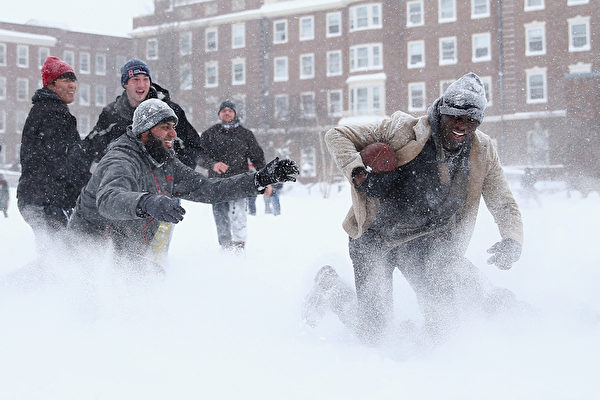 2015年1月27日，美国麻塞诸塞州波士顿遭遇严重暴风雪的袭击。 (Maddie Meyer/Getty Images) 　　