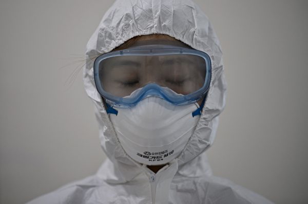2015年6月10日，韩国首尔，在MERS确诊患者所处医院中，医疗工作者身着防护服工作。(ED JONES/AFP/Getty Images)