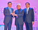 總統馬英九（左）頒2015年台灣醫療典範獎給洪政武（中）（新永和醫院/提供）