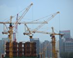 中共社会科学院日前发布的最新报告称，大陆商品住房过剩，楼市总库存高达21亿平方米。图为2015年7月22日,北京一处建筑工地。(WANG ZHAO/AFP/Getty Images)
