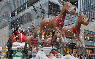 温哥华圣诞老人游行吸引30万人 食物库收集捐赠