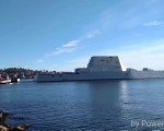 美國海軍第一艘最大型隱形軍艦朱姆沃爾特級驅逐艦開始下海試航。（YouTube視頻截圖）