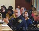 NYPD警官向公眾介紹目前反恐形勢。（施萍/大紀元）