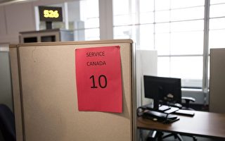 加拿大服務直接把辦公桌搬到機場，難民一到就可拿到身分。（加通社）