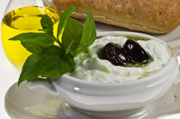希腊酸奶与黄瓜、蒜末混合,即可制成希腊式酸奶黄瓜酱(Greek dip tzatziki)。(Nikodem Nijaki, Wiki Commons) 希腊酸奶与黄瓜、蒜末混合,即可制成希腊式酸奶黄瓜酱(Greek dip tzatziki)。(Nikodem Nijaki, Wiki Commons)