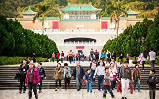 台湾可望在今年底达成“千万观光客大国”目标，预计18至20日会出现第1‚000万名观光客。图为观光客参观故宫。（陈柏州／大纪元）