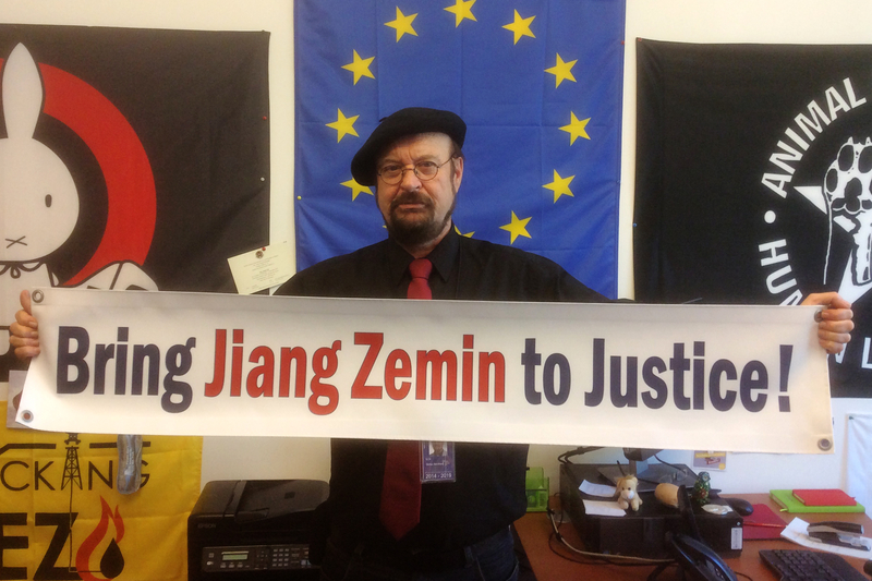 歐洲議會議員斯蒂芬‧埃克(Stefan Eck)手舉「法辦江澤民!」的橫幅。(大紀元)
