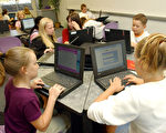 美國加州一所小學內，5年紀和6年紀學生正在課堂內使用電腦學習。 (Justin Sullivan/Getty Images)
