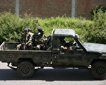 中非国家布隆迪共和国于2015年12月11日发生严重暴力冲突，当局在骚乱过后于12日发现至少90具满布弹孔的尸体横尸街头。
本图为军方卡车搭载士兵行驶在首都布琼布拉街上。（STRINGER/AFP）