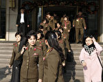 朝鲜牡丹峰乐团和功勋国家合唱团在北京的演出突然被取消，令外界愕然。图为12月11日牡丹峰乐团的女团员从北京的旅馆中走出。(STR/AFP/Getty Images)