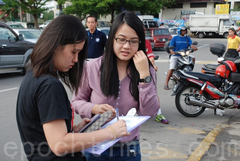 各族民眾簽名支持受迫害的法輪功學員控告元凶江澤民。(張建浩/大紀元)