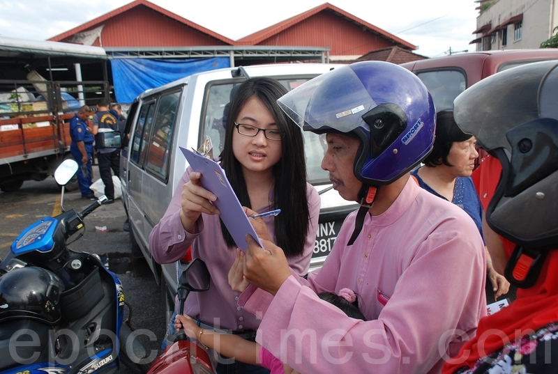 各族民眾簽名支持受迫害的法輪功學員控告元凶江澤民。(張建浩/大紀元)