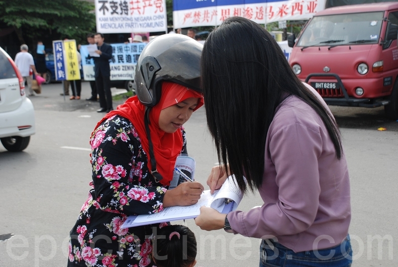 各族民眾簽名支持受迫害的法輪功學員控告元凶江澤民。(張建浩/大紀元)