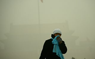 因霾害嚴重，安徽一名女子日前外出迷路一整天。圖為北京天安門廣場一名以圍巾遮住口鼻的女子。（WANG ZHAO / AFP）