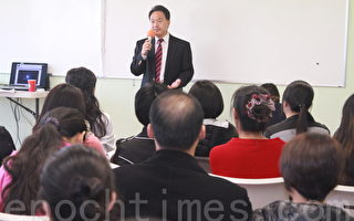 ACI創辦人郭培鈞在12月12日的講座上談校園人際關係表達能力的重要。（張岳/大紀元）